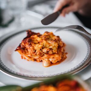 Stefano Faita Instagram - Un Noël sans la lasagne aux mini boulettes de ma mère @faitaelena, c’est juste pas Noël. Et vous, quelle recette vous rassemble pendant les Fêtes et vous fait rêver le reste de l’année?

It wouldn't be Christmas without my mom's famous mini meatball lasagna! What’s THE recipe in your family that just makes Christmas well… Christmas?

#stefanofaita #italiantraditions #christmas #lasagna #italianfood