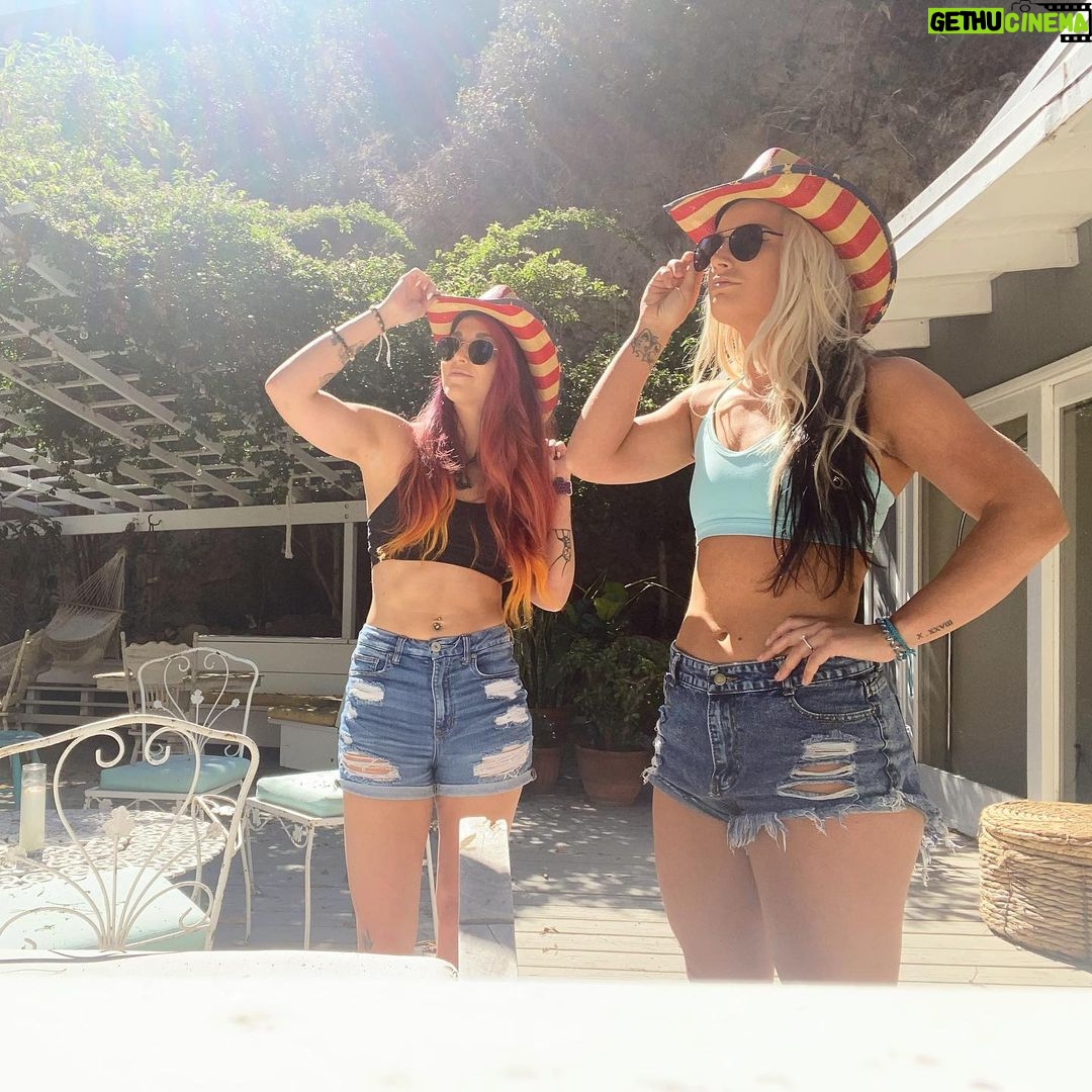 Steffanie Newell - 22K Likes - We wanna be a cowboy, baby🐎