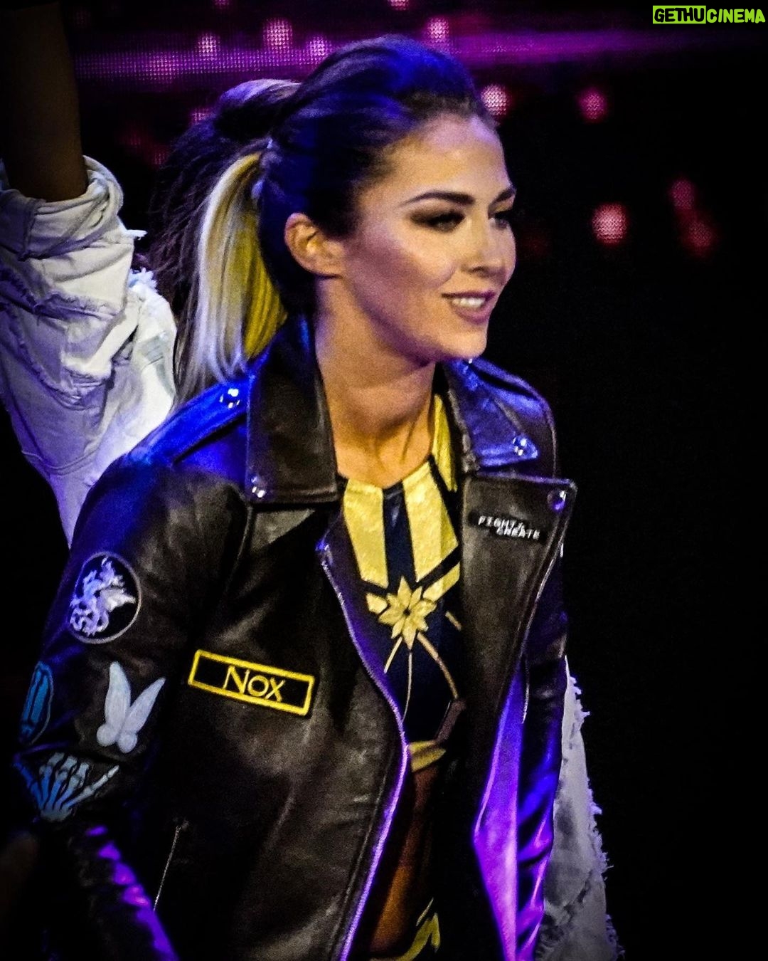 Steffanie Newell Instagram - I’m around. #FasterStrongerShinier