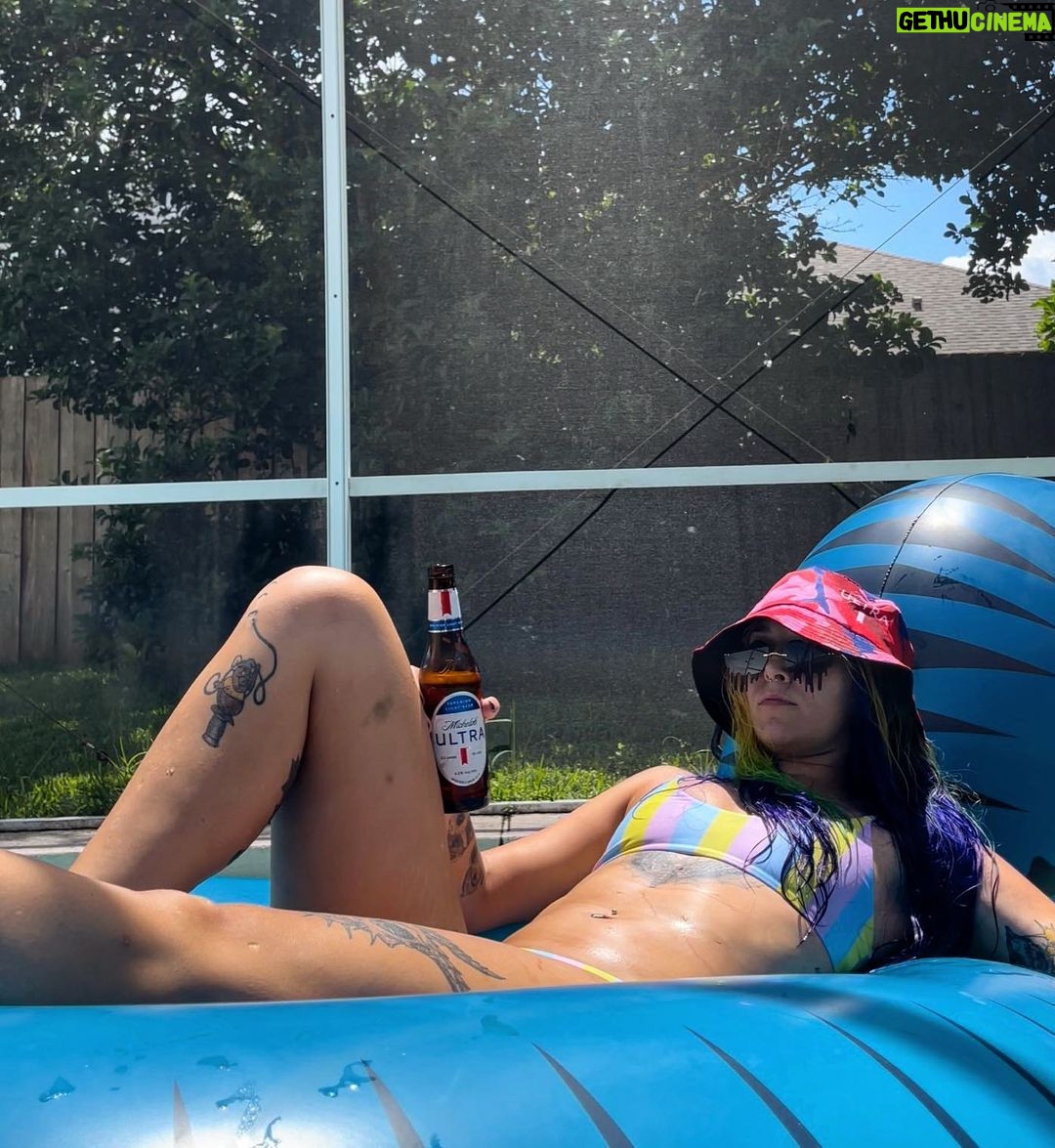 Steffanie Newell - 18.7K Likes - Michelob vibes, innit.🍺