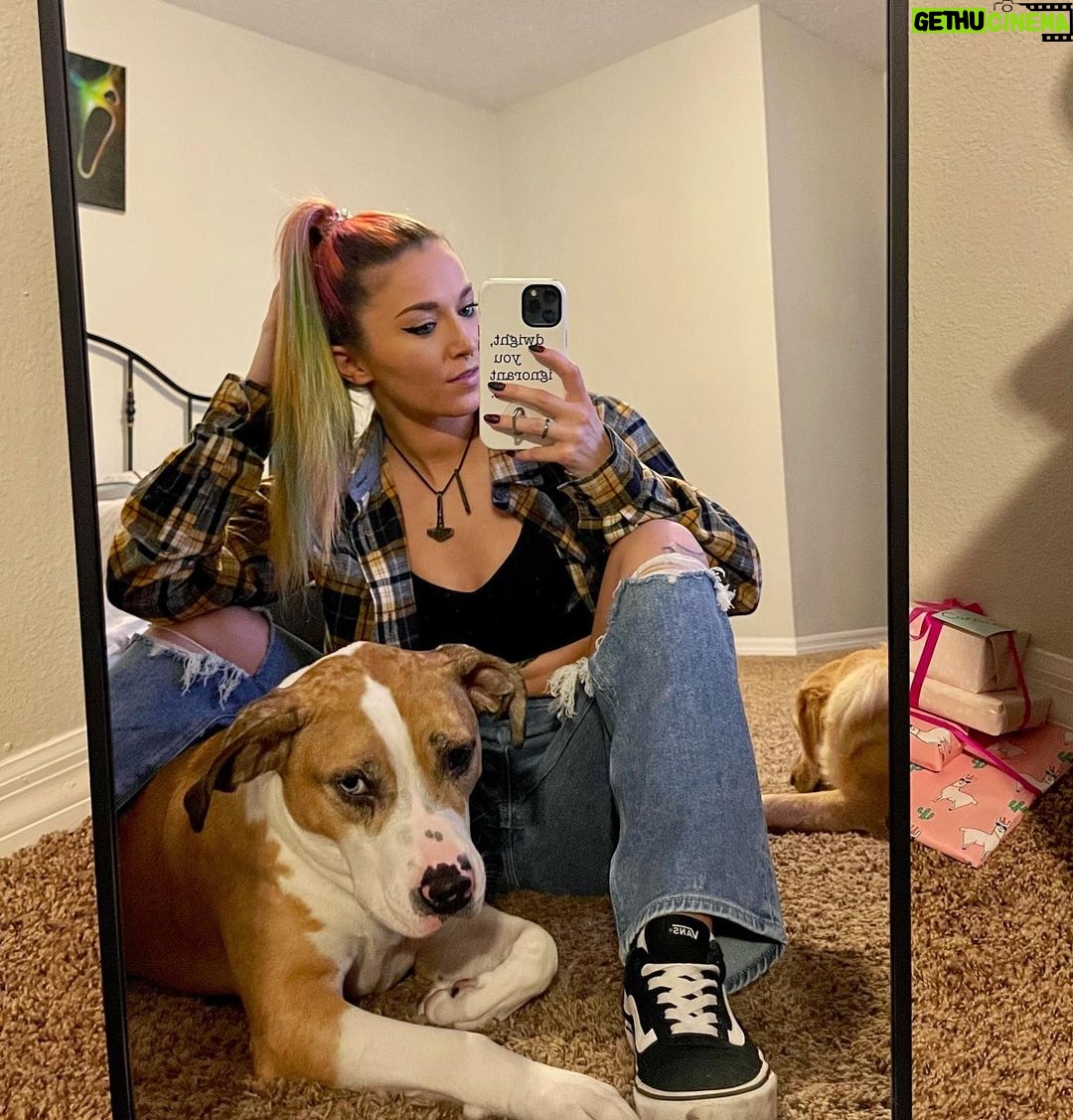 Steffanie Newell - 18.4K Likes - Even BlueDawg doesn’t approve of my photo skills.