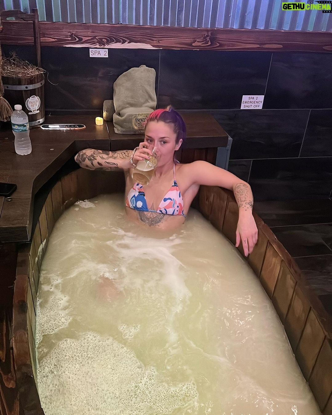Steffanie Newell - 20.6K Likes - Tattoos, titties and beer. 🍻