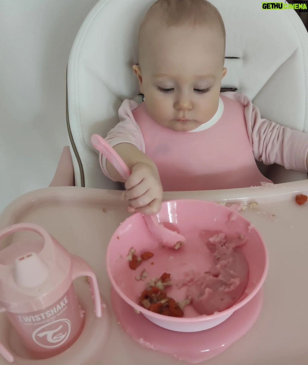 Stephanie Instagram - La mia piccola durante il pranzo 💗 Tutto @twistshakebaby , brand Norvegese che si dedica ai nostri bimbi, materiali strepitosi senza BPA! Per lei ho scelto il bicchiere mini cup, il piatto "bowl & lid", i cucchiai (set da 3 pezzi) e i due bavaglini " Soft bib" , strepitosi in quanto raccolgono la pappa e sono semplicissimi da pulire. È un brand che amo ❤ Ricordo che cliccando il link che appare nelle mie stories avrete il 70% di sconto, ma aggiungendo il mio codice 20djstephanieofficial avete un ulteriore 20% 🤩 #twistshake #twistshakebaby #norwey #baby #babyfood #food #mammablogger #pink #bambina #autosvezzamento #svezzamento #rosa #babygirl #love Baby Twistshake
