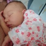 Stephanie Instagram - Buon primo compleanno amore mio. Un anno che ho visto volare così velocemente, vedendoti crescere, i tuoi progressi, tutte quelle emozioni che sono difficili da descrivere perché talmente ricche d'amore che solo un genitore è in grado di provare. Da ieri, ovvero l'inizio del travaglio e del parto di un anno fa, ho rivissuto ogni attimo e dettagli. Non fu una passeggiata, 14 lunghe ore, sei nata alle 10:03, l'emozione quando ti ho vista, quella emozione unica e rara nel poterti finalmente stringere e da quel momento ho capito il significato di un amore assoluto. Non potrò mai dimenticare tutto ciò e per te lo farei un milione di volte. Sei la cosa più bella, il dono più grande, sei la mia linfa vitale. Ti guardo e mi perdo tra i tuoi occhi e sorrisi. Cerco di essere una brava mamma, anche se a volte sbaglio, ma con te sto imparando tante cose. Ti proteggerò più di me stessa, trasmettendoti i giusti valori. Grazie perché mi hai permesso di diventare la tua mamma, mi hai scelto piccola Ginevra e ti amerò più di qualsiasi cosa ❤