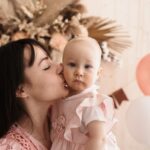 Stephanie Instagram - Buon primo compleanno amore mio. Un anno che ho visto volare così velocemente, vedendoti crescere, i tuoi progressi, tutte quelle emozioni che sono difficili da descrivere perché talmente ricche d'amore che solo un genitore è in grado di provare. Da ieri, ovvero l'inizio del travaglio e del parto di un anno fa, ho rivissuto ogni attimo e dettagli. Non fu una passeggiata, 14 lunghe ore, sei nata alle 10:03, l'emozione quando ti ho vista, quella emozione unica e rara nel poterti finalmente stringere e da quel momento ho capito il significato di un amore assoluto. Non potrò mai dimenticare tutto ciò e per te lo farei un milione di volte. Sei la cosa più bella, il dono più grande, sei la mia linfa vitale. Ti guardo e mi perdo tra i tuoi occhi e sorrisi. Cerco di essere una brava mamma, anche se a volte sbaglio, ma con te sto imparando tante cose. Ti proteggerò più di me stessa, trasmettendoti i giusti valori. Grazie perché mi hai permesso di diventare la tua mamma, mi hai scelto piccola Ginevra e ti amerò più di qualsiasi cosa ❤