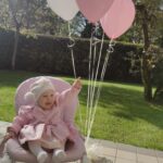 Stephanie Instagram - Buon primo compleanno amore mio. Un anno che ho visto volare così velocemente, vedendoti crescere, i tuoi progressi, tutte quelle emozioni che sono difficili da descrivere perché talmente ricche d'amore che solo un genitore è in grado di provare. Da ieri, ovvero l'inizio del travaglio e del parto di un anno fa, ho rivissuto ogni attimo e dettagli. Non fu una passeggiata, 14 lunghe ore, sei nata alle 10:03, l'emozione quando ti ho vista, quella emozione unica e rara nel poterti finalmente stringere e da quel momento ho capito il significato di un amore assoluto. Non potrò mai dimenticare tutto ciò e per te lo farei un milione di volte. Sei la cosa più bella, il dono più grande, sei la mia linfa vitale. Ti guardo e mi perdo tra i tuoi occhi e sorrisi. Cerco di essere una brava mamma, anche se a volte sbaglio, ma con te sto imparando tante cose. Ti proteggerò più di me stessa, trasmettendoti i giusti valori. Grazie perché mi hai permesso di diventare la tua mamma, mi hai scelto piccola Ginevra e ti amerò più di qualsiasi cosa ❤
