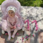 Stephanie Instagram - E con oggi siamo a 11 mesi. Incredibile come il tempo vola, le giornate con te si tingono dei colori più belli, sei il mio respiro, la mia linfa vitale. Ti amo principessa mia e ti proteggerò più di qualsiasi cosa. Non sono una mamma perfetta, anzi, sto imparando tante cose di giorno in giornogiorno, ma sarò al tuo fianco, nel tuo cammino. Vorrei fermare il tempo, ma ogni tuo progresso è meraviglia. Hai cambiato la mia vita. Per tutto questo ringrazio anche il tuo papà 💗 #11mesi #11monthsold #11months #complimese #neonata #famiglia #mamma #mammablogger