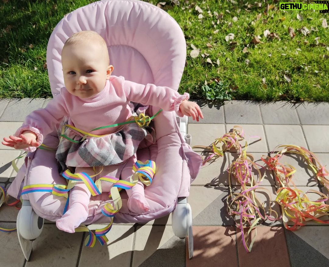 Stephanie Instagram - E con oggi siamo a 10 mesi! Il sole risplende, emanando tutto l'amore che ho per te. Perché non c'è raggio più bello e non c'è nulla di più stupendo di quello che provo per te 💗 #10monthsold #bambina #mamme #mammaefiglia #bimbifelici #amore #mammablogger #rosa #compleanno #babe #babygirl