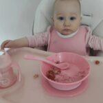 Stephanie Instagram - La mia piccola durante il pranzo 💗 Tutto @twistshakebaby , brand Norvegese che si dedica ai nostri bimbi, materiali strepitosi senza BPA! Per lei ho scelto il bicchiere mini cup, il piatto "bowl & lid", i cucchiai (set da 3 pezzi) e i due bavaglini " Soft bib" , strepitosi in quanto raccolgono la pappa e sono semplicissimi da pulire. È un brand che amo ❤ Ricordo che cliccando il link che appare nelle mie stories avrete il 70% di sconto, ma aggiungendo il mio codice 20djstephanieofficial avete un ulteriore 20% 🤩 #twistshake #twistshakebaby #norwey #baby #babyfood #food #mammablogger #pink #bambina #autosvezzamento #svezzamento #rosa #babygirl #love Baby Twistshake
