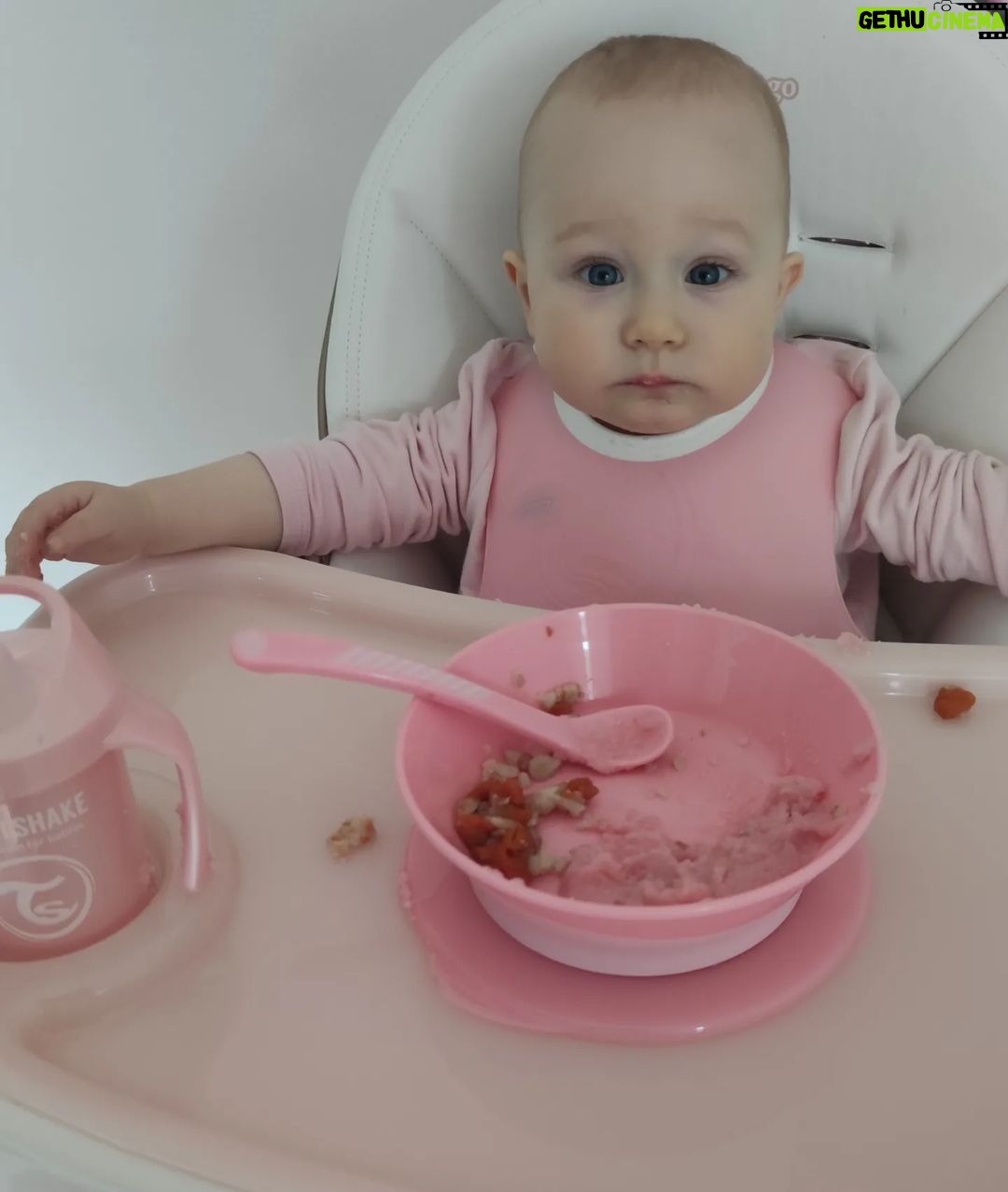 Stephanie Instagram - La mia piccola durante il pranzo 💗 Tutto @twistshakebaby , brand Norvegese che si dedica ai nostri bimbi, materiali strepitosi senza BPA! Per lei ho scelto il bicchiere mini cup, il piatto "bowl & lid", i cucchiai (set da 3 pezzi) e i due bavaglini " Soft bib" , strepitosi in quanto raccolgono la pappa e sono semplicissimi da pulire. È un brand che amo ❤ Ricordo che cliccando il link che appare nelle mie stories avrete il 70% di sconto, ma aggiungendo il mio codice 20djstephanieofficial avete un ulteriore 20% 🤩 #twistshake #twistshakebaby #norwey #baby #babyfood #food #mammablogger #pink #bambina #autosvezzamento #svezzamento #rosa #babygirl #love Baby Twistshake