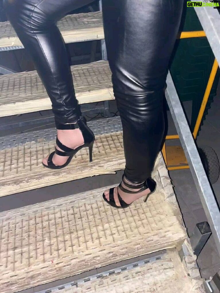 Stephanie Instagram - Black high heels 👠 Get Ready Villareggia