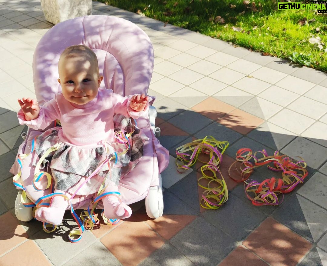 Stephanie Instagram - E con oggi siamo a 10 mesi! Il sole risplende, emanando tutto l'amore che ho per te. Perché non c'è raggio più bello e non c'è nulla di più stupendo di quello che provo per te 💗 #10monthsold #bambina #mamme #mammaefiglia #bimbifelici #amore #mammablogger #rosa #compleanno #babe #babygirl