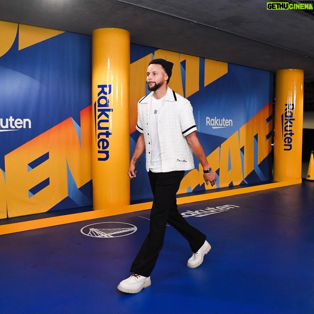 Stephen Curry Instagram - Honored to be partnering with @Rakuten and the @Blackinfashioncouncil this basketball season as we continue to give underrepresented designers a larger platform to showcase their incredible work. Last night’s fit was brought to you by @pierreblancstudio aka Paul Richards. His work incorporates two things that move the needle: opulence and leisurewear. #RakutenPartner Check out his work and other threads/work from black designers at https://go.rakuten.com/e/sc30bifcig