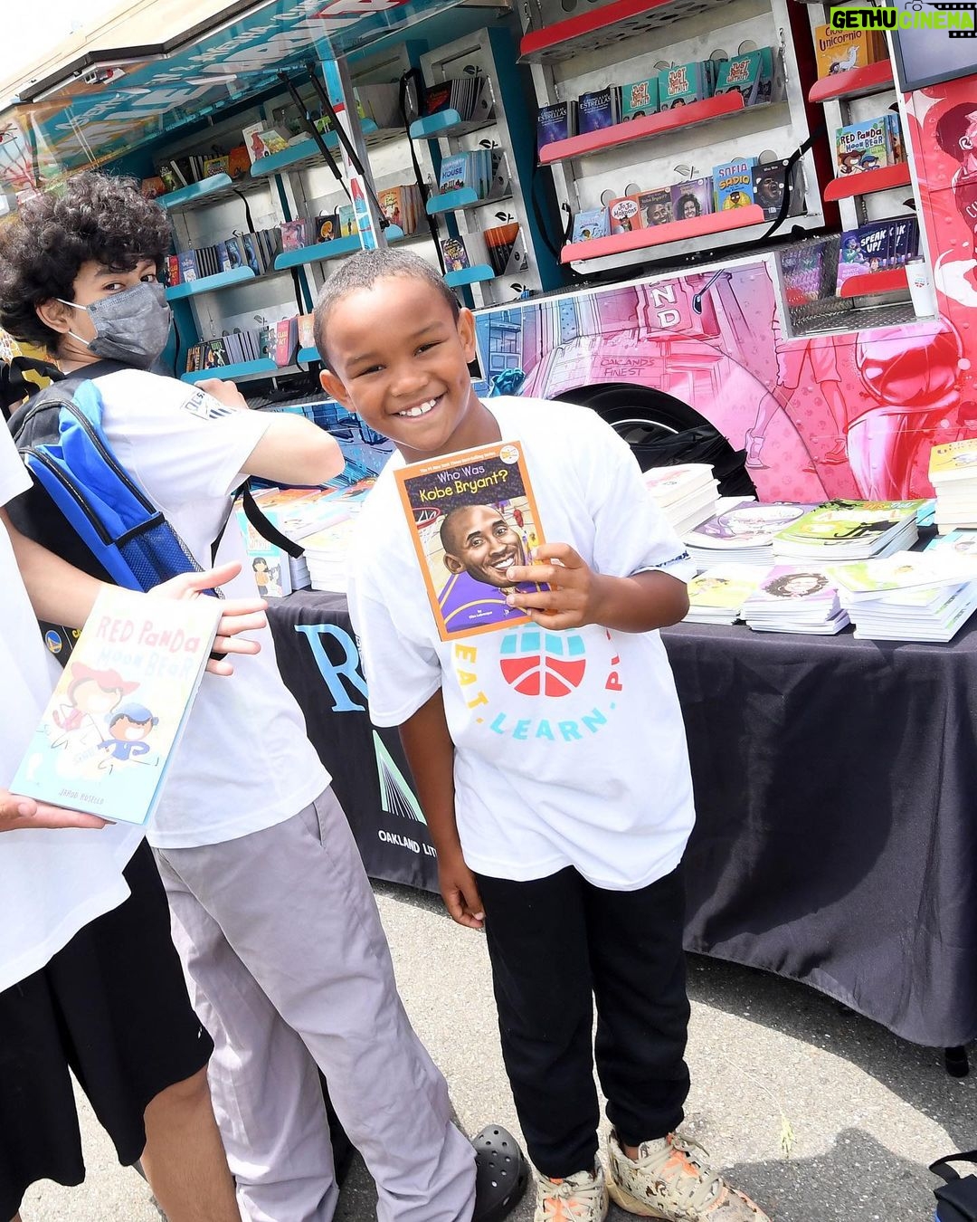 Stephen Curry Instagram - Amazing vibes in The Town with @carmax, Eat. Learn. Play. and our youth development partner, @oaklandgenesis!! Had a blast on the field at Elmhurst United Middle School with our incredible @eatlearnplay bus, giving out books, meals and having fun all at the same time 🚌🙌🏽 #CarMaxPartner