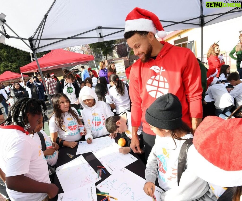 Stephen Curry Instagram - We celebrated our 11th annual Christmas with the Currys🎄by bringing the joy of reading to all 17,000 elementary school students in the Oakland Unified School District—delivering beautiful gift boxes of books to 49 schools. That’s 85,000 books total!📚 We also made an extra special delivery to 800 students at OUSD's Manzanita Campus, with the help of our village of volunteers and partners. Students received gift boxes of books, backpacks, and other holiday treats. Plus, we announced that Manzanita will be the first of eight @ousdnews campuses to get a revitalized schoolyard in 2024 in partnership with @eatlearnplay and @kaboom! 🎉 Thank you to the dedicated community of partners and volunteers who supported this year’s #ChristmaswiththeCurrys including @workday, @currybrand, @underarmour, @chase, @literatikids, @rakuten, and @warriors. 📷 @noahgphotos/@gettyimages