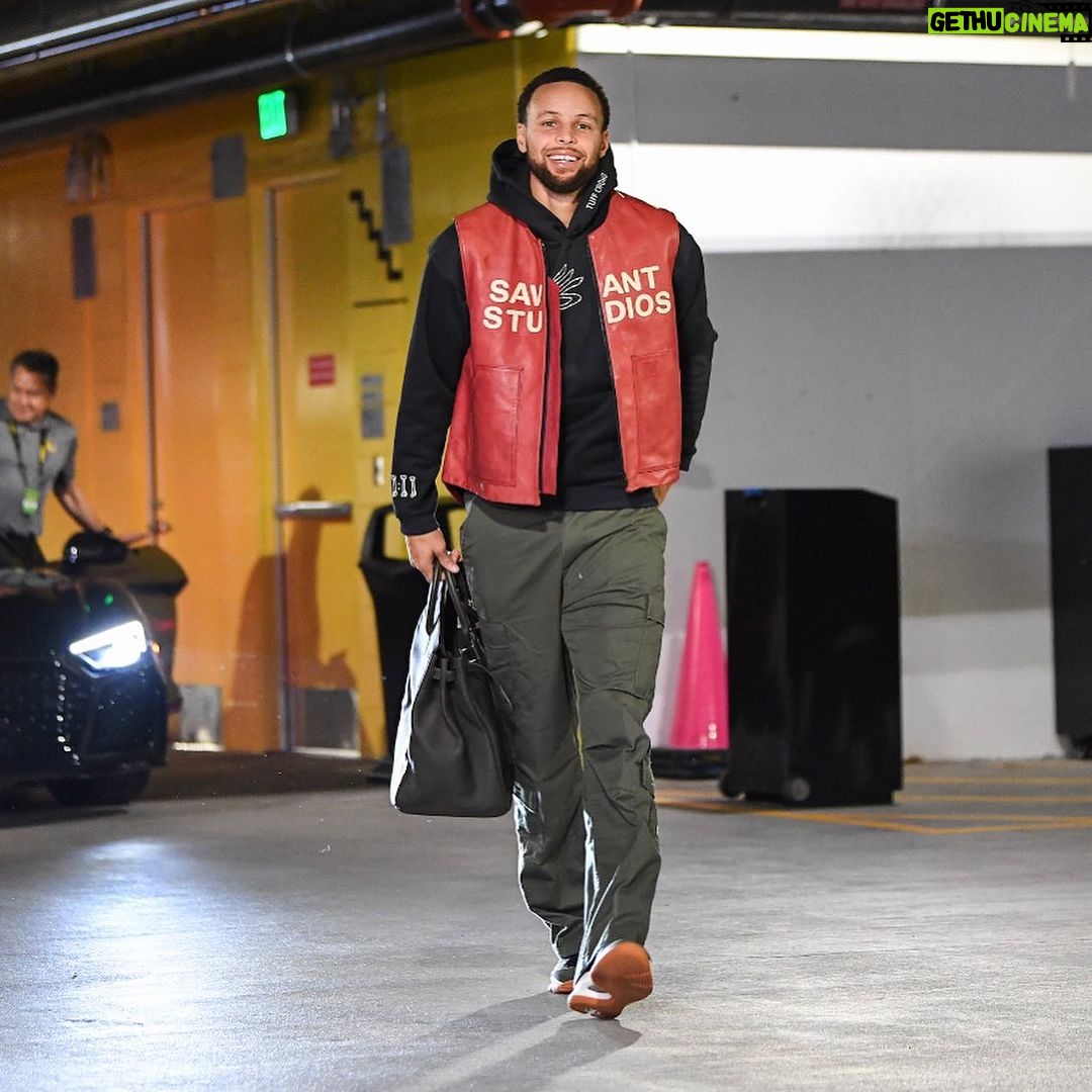 Stephen Curry Instagram - Proud to partner with @rakuten to showcase another BIFC designer with last night’s outfit from @savantvision . Brooklyn-based, Michael Graham started Savant Studios out of a NYC storefront with graphic tees and trucker hats that went viral. His collections now include handcrafted tote bags, wallets, and more. Check out Savant Studios and other exciting Black designers at https://www.rakuten.com/bifc #RakutenPartner