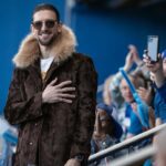 Stephen Manas Instagram - Episode 2 of #tedlasso is out !!! Avec l'arrivée en grande pompe of a new character : Z... !! What an ep ... written by @sashagarron On @appletvplus #chelsea #series #comedy #football