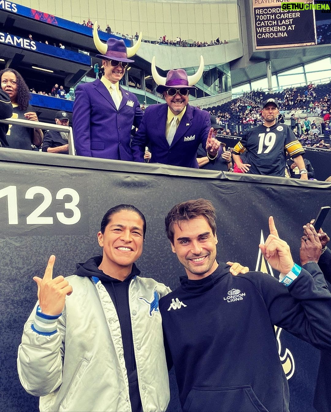 Stephen Manas Instagram - π₯A Sunday forever engraved in my head π₯ My first @nfl game at @tottenhamhotspurstadium and ... what an end !! π₯π Huge thanks to @hisunnymehta @emilyxmadison and @luiswagner for the hospitality And... BIG UP to @billharris__ for making this incredible day happening !! β€οΈ And to the captain of England @harrykane for coming to us saying hello thank you π«Άπ #tedlasso #footballislife Tottenham Hotspur Stadium
