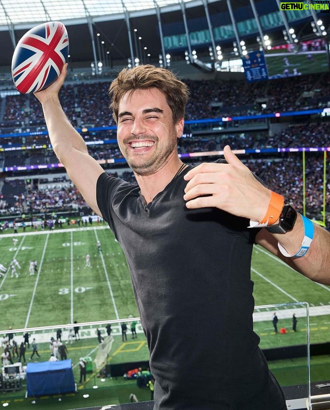 Stephen Manas Instagram - π₯A Sunday forever engraved in my head π₯ My first @nfl game at @tottenhamhotspurstadium and ... what an end !! π₯π Huge thanks to @hisunnymehta @emilyxmadison and @luiswagner for the hospitality And... BIG UP to @billharris__ for making this incredible day happening !! β€οΈ And to the captain of England @harrykane for coming to us saying hello thank you π«Άπ #tedlasso #footballislife Tottenham Hotspur Stadium