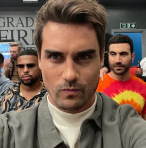 Stephen Manas Instagram - Always Believe 

@appletv 
.
.
.
#afcrichmond  #tedlasso #appletv #richardmontlaur #stephenmanas #appletvseries #canalplus #believe #tedlassobelieve #tedlasso