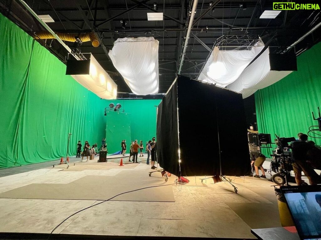 Steve Blackman Instagram - Don’t you want to know what’s behind the curtain? Season 3 airs in 90 days!!! @umbrellaacad @netflixgeeked @netflix