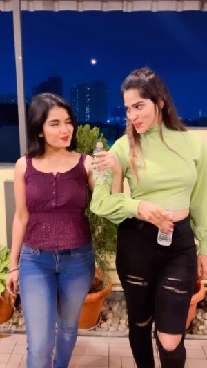 Subhashree Rayaguru Instagram - Stay Hydrated 😂🍹 @priyankamjain___0207 🤍

#subbu #priyankajain #subhashree #piyu #candid #stayhyderated #happygirls #biggbossqueen #women #biggboss7 #biggboss7telugu