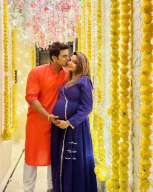 Sugandha Mishra Instagram - Love.. Light & Happinesses 🪔
.
#swipeleft #hapydiwali #momtobe #festive #decor #homedecor #wow #baby #flowers #sugandhamishra #drsanketbhosale #love #us #celebration #family #blessed