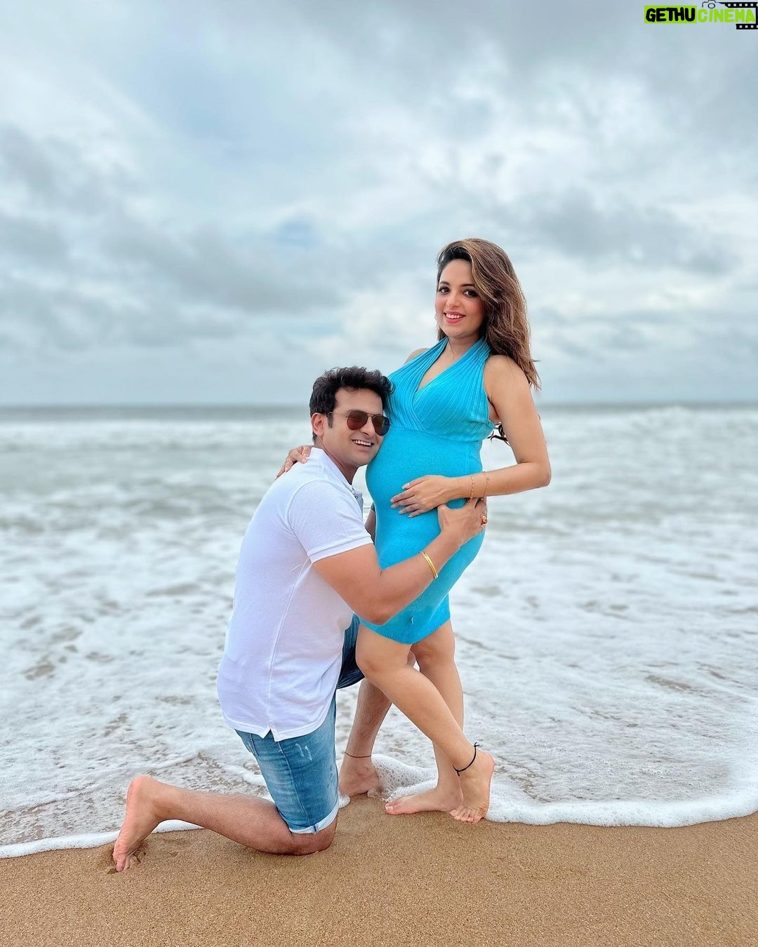 Sugandha Mishra Instagram - 💙🤍Us 💙🤍 #swipeleft . . . #momtobe #babyonboard #love #blessed #vibe #babymoon #goa #sugandhamishra #drsanketbhosale