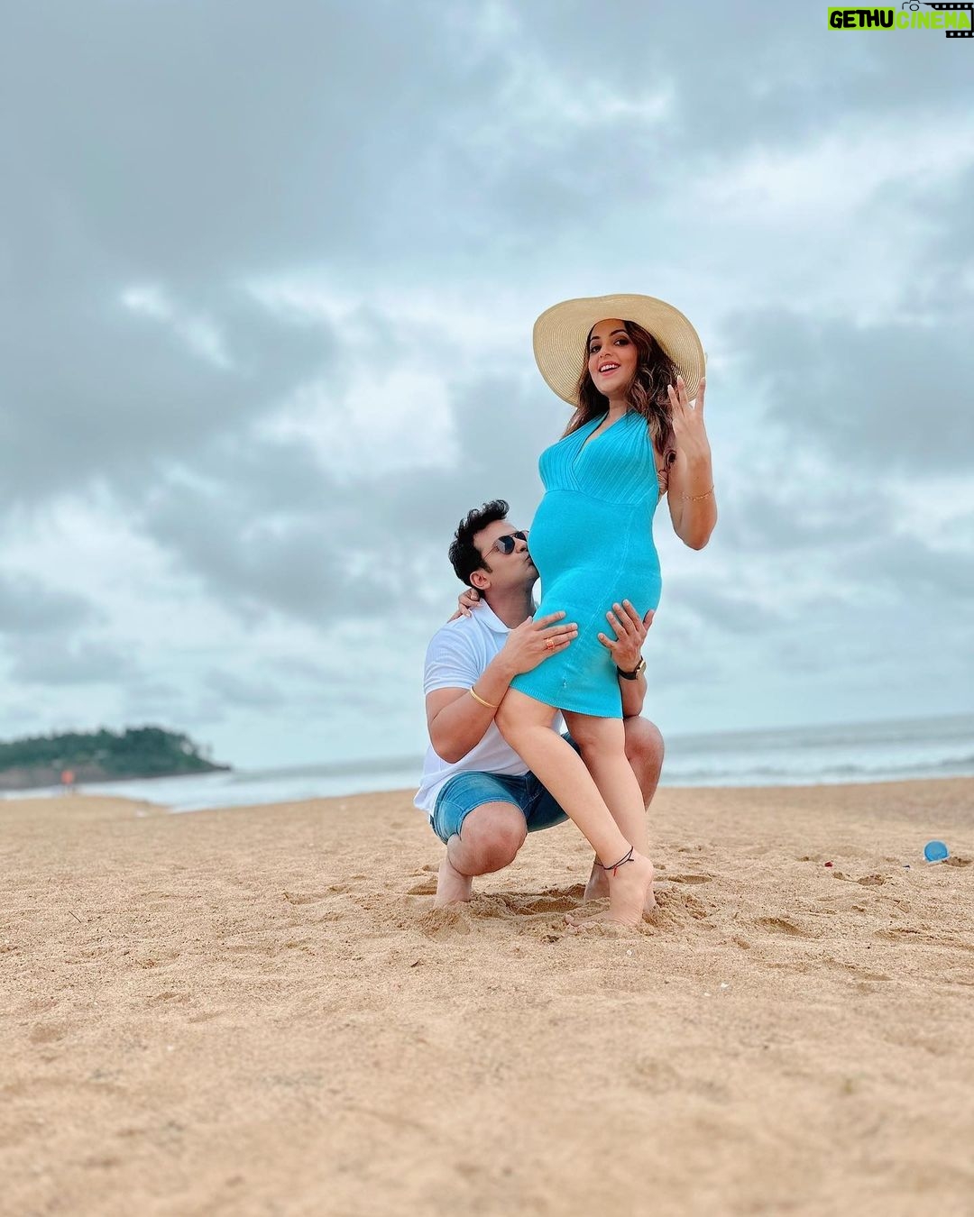 Sugandha Mishra Instagram - 💙🤍Us 💙🤍 #swipeleft . . . #momtobe #babyonboard #love #blessed #vibe #babymoon #goa #sugandhamishra #drsanketbhosale