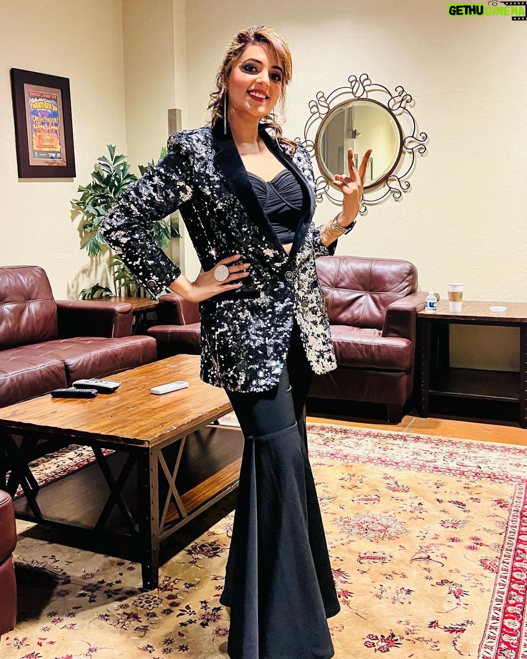 Sugandha Mishra Instagram - Ready For The #gig . . #swipeleft #backstage #greenroom #artist #live #stage #blessed #love