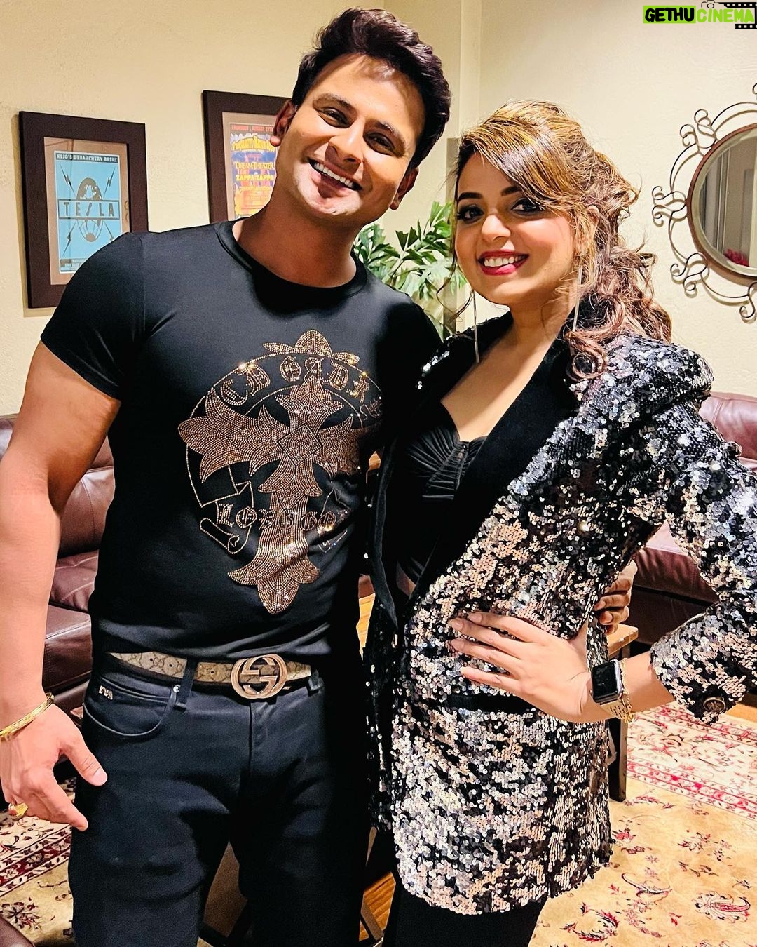 Sugandha Mishra Instagram - Ready For The #gig . . #swipeleft #backstage #greenroom #artist #live #stage #blessed #love