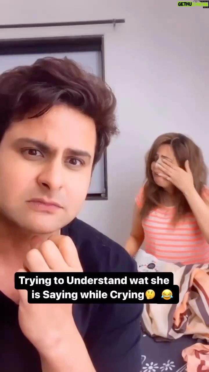 Sugandha Mishra Instagram - Koi samjha do pls … 🤣🤣🤣 #lol #sugandhamishra #drsanketbhosale #sanketbhosale #comedy #husbandwife #relatable
