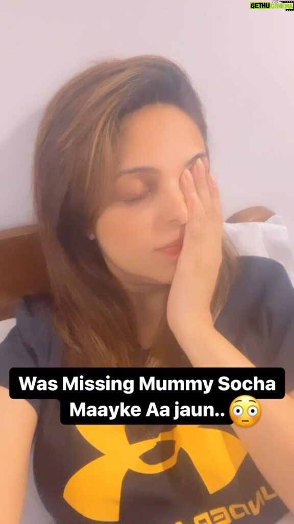 Sugandha Mishra Instagram - Maa ka saccha pyaar 🤣😂 . . #lol #mother #mom #maayka #funnyreels #comedy #omg #sugandhamishra #trendingreels #trendingreels