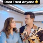 Sugandha Mishra Instagram - Kisi pe bharosa mat karo siwaay ... 🤣 #husband #lol #omg #funnyreels #comedy #couplegoals