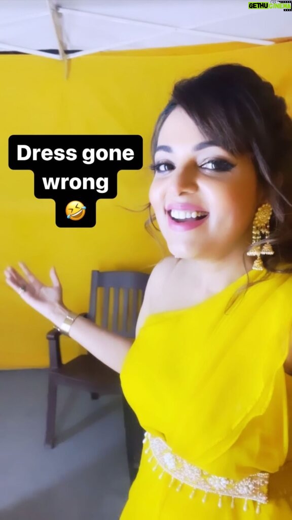 Sugandha Mishra Instagram - 🤣Watch till the end .. dress gone wrong again 🤪🤣 Show Time 🎤 #yellow #dress #liveshow #showtime #blessed #kolkatta #minivlog #sugandhamishra #wow 𝒦𝑜𝓁𝓀𝒶𝓉𝒶 - 𝒯𝒽𝑒 𝒞𝒾𝓉𝓎 𝒪𝒻 𝒥𝑜𝓎