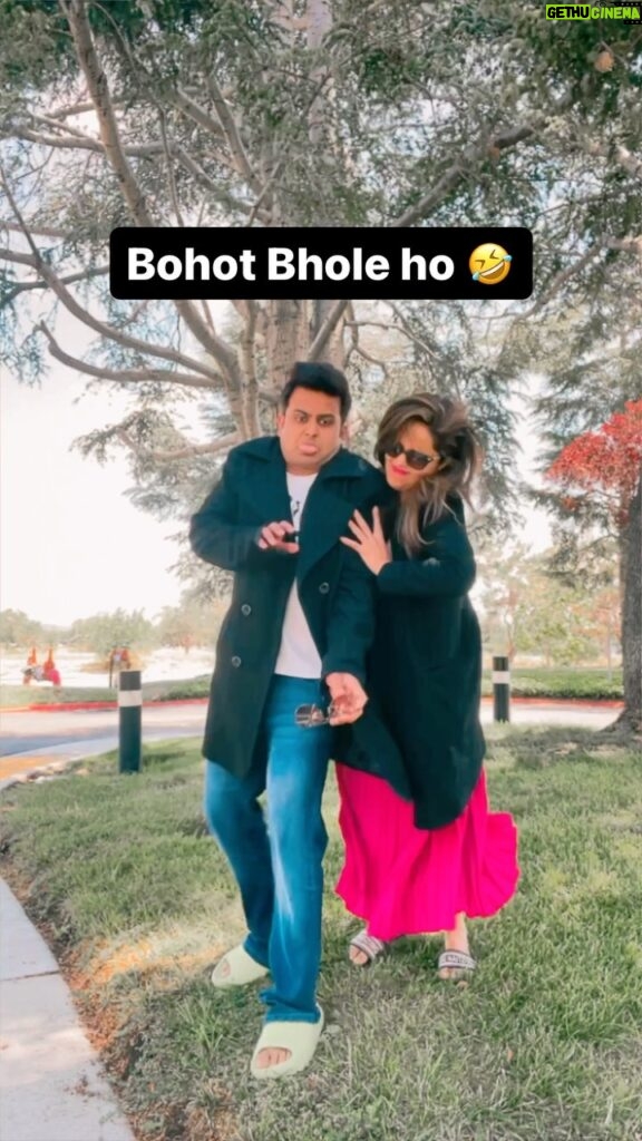 Sugandha Mishra Instagram - Bohot Bhole ho 🤣 #lol #husband #wife #trendingreels #trending #reels #comedyreels California, USA