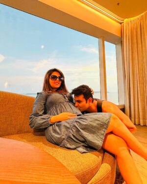 Sugandha Mishra Instagram - Parents-To-be 🫶Vibing 🥳❤️
.
.
#swipeleft #momtobe #dadtobe #mondaymood #vibes #blessed #sugandhamishra #drsanketbhosale