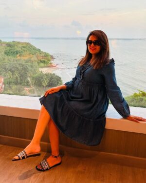 Sugandha Mishra Instagram - Parents-To-be 🫶Vibing 🥳❤️
.
.
#swipeleft #momtobe #dadtobe #mondaymood #vibes #blessed #sugandhamishra #drsanketbhosale