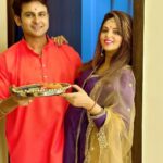 Sugandha Mishra Instagram - Love.. Light & Happinesses 🪔 . #swipeleft #hapydiwali #momtobe #festive #decor #homedecor #wow #baby #flowers #sugandhamishra #drsanketbhosale #love #us #celebration #family #blessed Mumbai, Maharashtra