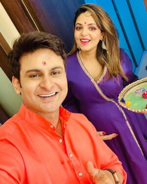 Sugandha Mishra Instagram - Love.. Light & Happinesses 🪔
.
#swipeleft #hapydiwali #momtobe #festive #decor #homedecor #wow #baby #flowers #sugandhamishra #drsanketbhosale #love #us #celebration #family #blessed