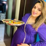 Sugandha Mishra Instagram - Love.. Light & Happinesses 🪔 . #swipeleft #hapydiwali #momtobe #festive #decor #homedecor #wow #baby #flowers #sugandhamishra #drsanketbhosale #love #us #celebration #family #blessed Mumbai, Maharashtra