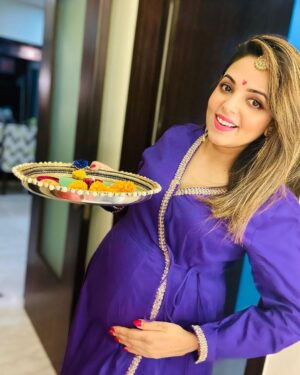 Sugandha Mishra Instagram - Love.. Light & Happinesses 🪔
.
#swipeleft #hapydiwali #momtobe #festive #decor #homedecor #wow #baby #flowers #sugandhamishra #drsanketbhosale #love #us #celebration #family #blessed