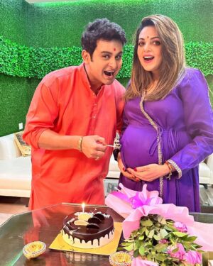 Sugandha Mishra Instagram - Love.. Light & Happinesses 🪔
.
#swipeleft #hapydiwali #momtobe #festive #decor #homedecor #wow #baby #flowers #sugandhamishra #drsanketbhosale #love #us #celebration #family #blessed