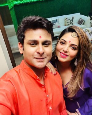 Sugandha Mishra Instagram - Love.. Light & Happinesses 🪔
.
#swipeleft #hapydiwali #momtobe #festive #decor #homedecor #wow #baby #flowers #sugandhamishra #drsanketbhosale #love #us #celebration #family #blessed