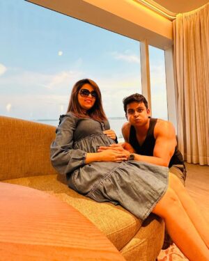 Sugandha Mishra Instagram - Parents-To-be 🫶Vibing 🥳❤️
.
.
#swipeleft #momtobe #dadtobe #mondaymood #vibes #blessed #sugandhamishra #drsanketbhosale