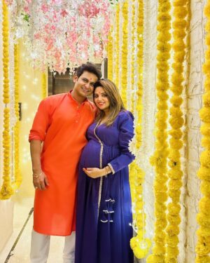 Sugandha Mishra Instagram - Love.. Light & Happinesses 🪔
.
#swipeleft #hapydiwali #momtobe #festive #decor #homedecor #wow #baby #flowers #sugandhamishra #drsanketbhosale #love #us #celebration #family #blessed