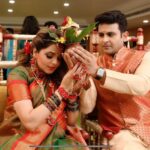 Sugandha Mishra Instagram – ❤️Celebrating the upcoming arrival of our little one..Our Baby Shower in a Maharashtrian Traditional Way (dohale jevan) followed by all the customs .. 
Oti Bharan ,Pooja 🙏🏻and fun rituals like 🍪Barfi Peda Rasam, Name Suggestions by all the Guests, Bow & Arrow (Teer Kaman),🏹
Cake Cutting🎂,Fun games like Diaper Changing 🍼etc. #SWIPELEFT
P.S : ❤️we loved performing on a Special Song🎤 Specially Made by us for our lil one which was 
written & Composed by Sugandha and Sung by both of us ( we will soon share it) 
.
Feeling overwhelmed and blessed to be loved by so many amazing people 🙏🏻😍
Thanks All for Showering Love & Blessings as Always 🙏🏻💐😇
.
.
#swipeleft #babyshower #dohalejevan #paithanisaree #floraljewellery #godhbharai #maharashtrianbabyshower #celebration #fun #sugandhamishra #drsanketbhosale #momtobe #blessed #paithani #paithanisaree Iskon Temple, Juhu