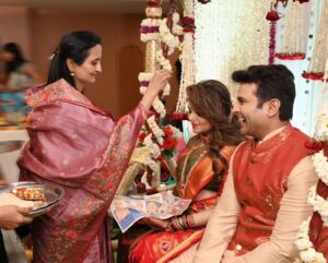 Sugandha Mishra Instagram - ❤️Celebrating the upcoming arrival of our little one..Our Baby Shower in a Maharashtrian Traditional Way (dohale jevan) followed by all the customs .. 
Oti Bharan ,Pooja 🙏🏻and fun rituals like 🍪Barfi Peda Rasam, Name Suggestions by all the Guests, Bow & Arrow (Teer Kaman),🏹
Cake Cutting🎂,Fun games like Diaper Changing 🍼etc. #SWIPELEFT
P.S : ❤️we loved performing on a Special Song🎤 Specially Made by us for our lil one which was 
written & Composed by Sugandha and Sung by both of us ( we will soon share it) 
.
Feeling overwhelmed and blessed to be loved by so many amazing people 🙏🏻😍
Thanks All for Showering Love & Blessings as Always 🙏🏻💐😇
.
.
#swipeleft #babyshower #dohalejevan #paithanisaree #floraljewellery #godhbharai #maharashtrianbabyshower #celebration #fun #sugandhamishra #drsanketbhosale #momtobe #blessed #paithani #paithanisaree