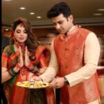 Sugandha Mishra Instagram – ❤️Celebrating the upcoming arrival of our little one..Our Baby Shower in a Maharashtrian Traditional Way (dohale jevan) followed by all the customs .. 
Oti Bharan ,Pooja 🙏🏻and fun rituals like 🍪Barfi Peda Rasam, Name Suggestions by all the Guests, Bow & Arrow (Teer Kaman),🏹
Cake Cutting🎂,Fun games like Diaper Changing 🍼etc. #SWIPELEFT
P.S : ❤️we loved performing on a Special Song🎤 Specially Made by us for our lil one which was 
written & Composed by Sugandha and Sung by both of us ( we will soon share it) 
.
Feeling overwhelmed and blessed to be loved by so many amazing people 🙏🏻😍
Thanks All for Showering Love & Blessings as Always 🙏🏻💐😇
.
.
#swipeleft #babyshower #dohalejevan #paithanisaree #floraljewellery #godhbharai #maharashtrianbabyshower #celebration #fun #sugandhamishra #drsanketbhosale #momtobe #blessed #paithani #paithanisaree Iskon Temple, Juhu