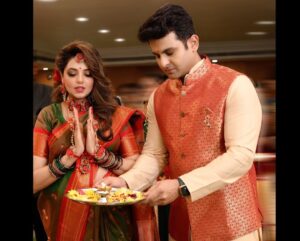 Sugandha Mishra Instagram - ❤️Celebrating the upcoming arrival of our little one..Our Baby Shower in a Maharashtrian Traditional Way (dohale jevan) followed by all the customs .. 
Oti Bharan ,Pooja 🙏🏻and fun rituals like 🍪Barfi Peda Rasam, Name Suggestions by all the Guests, Bow & Arrow (Teer Kaman),🏹
Cake Cutting🎂,Fun games like Diaper Changing 🍼etc. #SWIPELEFT
P.S : ❤️we loved performing on a Special Song🎤 Specially Made by us for our lil one which was 
written & Composed by Sugandha and Sung by both of us ( we will soon share it) 
.
Feeling overwhelmed and blessed to be loved by so many amazing people 🙏🏻😍
Thanks All for Showering Love & Blessings as Always 🙏🏻💐😇
.
.
#swipeleft #babyshower #dohalejevan #paithanisaree #floraljewellery #godhbharai #maharashtrianbabyshower #celebration #fun #sugandhamishra #drsanketbhosale #momtobe #blessed #paithani #paithanisaree